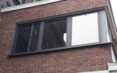 Châssis en aluminium sur une fenêtre en coin à Liège RAL 7016
