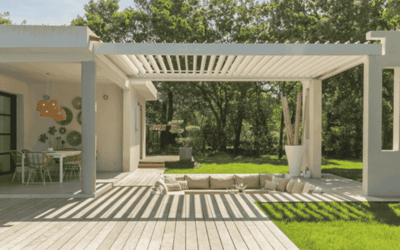 Pergola adossée et baies vitrées : créer une transition entre intérieur et extérieur