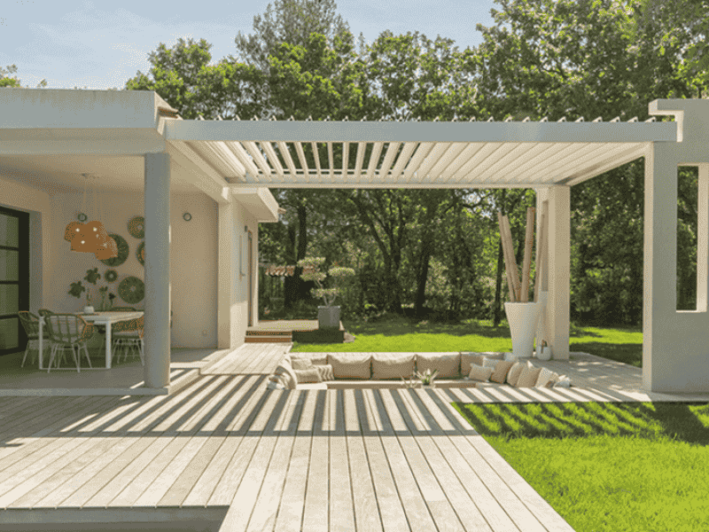 Pergola adossée et baies vitrées : créer une transition entre intérieur et extérieur